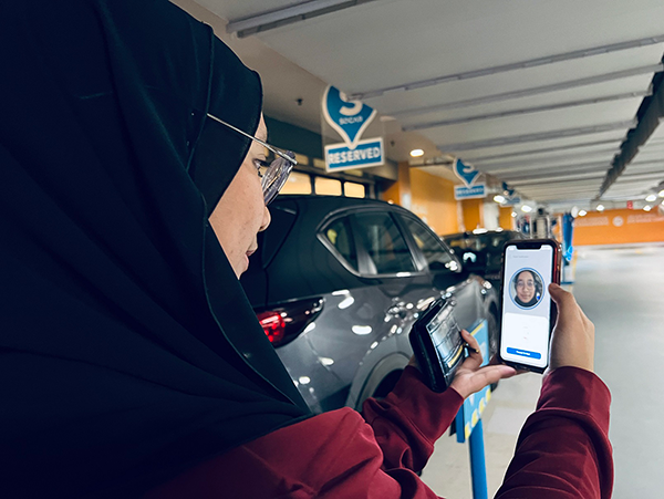 말레이시아 쿠알라룸푸르 외곽에 있는 방사 지역의 방사쇼핑센터(BSC)에서 한 현지인이 쏘카를 이용하고 있다.
